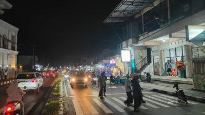 Suasana Khusyuk Tarawih di Kediri, Polisi Siaga Amankan Ibadah