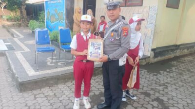 Police Goes to School Polres Lombok Barat Gencar Edukasi Keselamatan Berlalu Lintas Sejak Dini