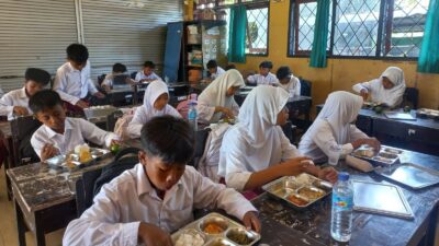 Polsek Labuapi Kawal Uji Coba Program Makan Bergizi Gratis di Lombok Barat