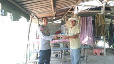 Bhabinkamtibmas Sekotong Giatkan Bantuan Sosial ke Warga Rentan