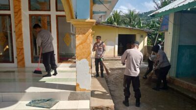 Polri Dekat Masyarakat: Polsek Sekotong Adakan Aksi Sosial di Taman Sejati