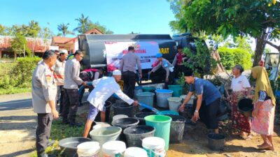 Polres Lombok Barat Salurkan 5.000 Liter Air Bersih, Wujud Kepedulian di Hari Bhayangkara Ke-79