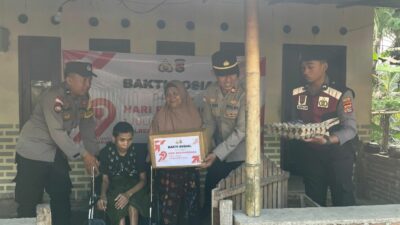 Lombok Barat, NTB – Dalam rangka menyambut Hari Bhayangkara ke-79 yang jatuh pada 1 Juli 2025, Polsek Sekotong, Polres Lombok Barat, Polda NTB, menggelar kegiatan bakti sosial di Dusun Bertong, Desa Cendimanik, Kecamatan Sekotong, Kabupaten Lombok Barat, pada Selasa (24/6/2025). A cara yang berlangsung mulai pukul 08.30 WITA ini menjadi wujud nyata kepedulian Polri terhadap masyarakat, khususnya mereka yang membutuhkan. Semangat Kebersamaan dalam Pengabdian Kegiatan bakti sosial ini dihadiri langsung oleh Kapolsek Sekotong IPTU I Ketut Suriarta, S.H., M.I.Kom., didampingi Kanit Binmas Polsek Sekotong AIPDA I Komang Sunantara, Ps. Kasium Polsek Sekotong AIPDA Amala, serta Bhabinkamtibmas Desa Cendimanik AIPDA Saepul Rahman. Sejumlah personel Polsek Sekotong turut hadir, berbaur dengan hangat bersama warga Dusun Bertong, Desa Cendimanik. Menurut IPTU I Ketut Suriarta, kegiatan ini adalah bagian dari komitmen Polri untuk selalu hadir di tengah masyarakat. "Bakti sosial ini merupakan bentuk pengabdian dan kepedulian kami dari Polsek Sekotong terhadap masyarakat, terutama bagi saudara-saudara kita penyandang disabilitas fisik, lumpuh, dan tunanetra," ujarnya. "Kami ingin mempererat hubungan antara Polri dan masyarakat, khususnya di Dusun Bertong ini." Bantuan Kursi Roda dan Sembako untuk Warga Disabilitas Fokus utama dari bakti sosial kali ini adalah memberikan dukungan kepada warga yang mengalami disabilitas. Dalam kesempatan tersebut, Polsek Sekotong menyerahkan bantuan berupa kursi roda dan sembako. Salah satu penerima bantuan adalah Saudara Hamdani, seorang remaja berusia 15 tahun, putra dari Bapak Mahyun dan Ibu Salmah, warga Dusun Bertong. Penyerahan bantuan ini diharapkan dapat meringankan beban dan meningkatkan kualitas hidup para penerima manfaat. Kursi roda yang diberikan akan mempermudah mobilitas Hamdani dalam beraktivitas sehari-hari, sementara bantuan sembako diharapkan dapat memenuhi kebutuhan dasar keluarga. Memupuk Sinergi dan Toleransi Menjelang Hari Bhayangkara ke-79 Kegiatan bakti sosial ini merupakan salah satu rangkaian penting dalam menyambut Hari Bhayangkara ke-79. Melalui kegiatan semacam ini, Polsek Sekotong tidak hanya menunjukkan komitmennya dalam menjaga keamanan dan ketertiban, tetapi juga dalam membangun sinergi yang kuat dengan masyarakat. Ini juga menjadi ajang untuk menumbuhkan nilai-nilai toleransi dan kepedulian, terutama terhadap mereka yang rentan dan membutuhkan uluran tangan. "Kami berharap kegiatan seperti ini dapat terus terlaksana dan memberikan dampak positif yang nyata bagi masyarakat," tambah IPTU I Ketut Suriarta. "Ini adalah wujud nyata bahwa Polri selalu ada untuk rakyat, siap melayani, mengayomi, dan melindungi." Kegiatan bakti sosial ini berjalan lancar, aman, dan tertib, berakhir pada pukul 10.15 WITA. Antusiasme warga dan kolaborasi antara Polri dengan masyarakat Dusun Bertong menjadi cerminan eratnya hubungan yang terjalin. Polsek Sekotong terus berkomitmen untuk memberikan pelayanan terbaik dan berkontribusi positif bagi kemajuan serta kesejahteraan masyarakat di wilayah Kecamatan Sekotong.