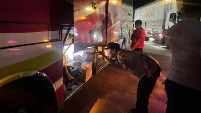 KMP Surya 777 Tiba di Lembar, Polisi Pastikan Proses Bongkaran Aman