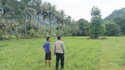 Bhabinkamtibmas Cendi Manik Dorong Ketahanan Pangan Lewat Kunjungan ke Petani