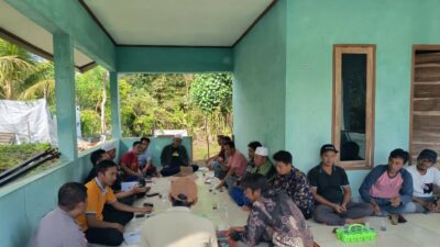 Bhabinkamtibmas Kedaro Kawal Penyaluran Bibit untuk Kemandirian Pangan Sekotong