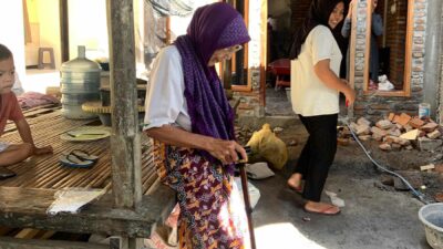 Kemanusiaan dalam Seragam, Polsek Lembar Distribusikan Bantuan Tongkat kepada Warga Disabilitas