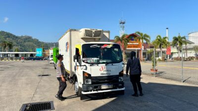 Pengamanan Ketat Bongkaran KMP SURYA 777 di Pelabuhan Lembar Berjalan Lancar