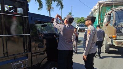 Polsek Pelabuhan Lembar Bagikan Bendera Merah Putih kepada Sopir Truk Sambut HUT RI ke-80