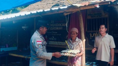 Hadir untuk Warga, Polsek Sekotong Bagikan Bantuan Nutrisi di Dusun Bertong Barat
