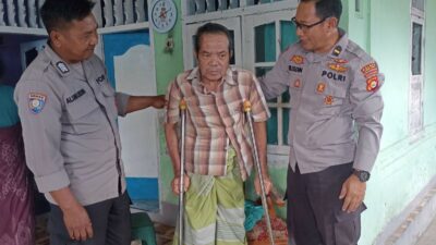 Polri Hadir untuk Masyarakat: Bantuan Tongkat Disalurkan di Desa Lembar Selatan, Lombok Barat