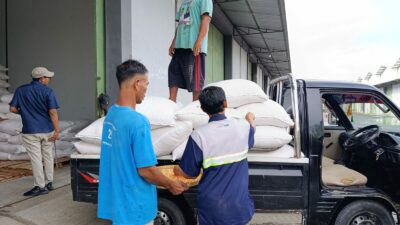 Bulog Mataram Serap 3,4 Ton Jagung Petani Gerung dengan Pengawalan Polisi