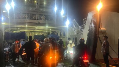 KMP Muryati Berlayar Aman, Polsek Lembar Kawal Ketat Proses Pemuatan Kendaraan dan Penumpang