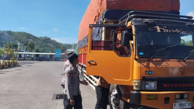 Polsek Kawasan Pelabuhan Lembar Jaga Ketertiban Bongkaran Kapal dari Jangkar