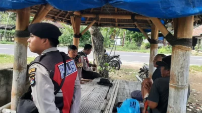 Empat Personel Polsek Sekotong Patroli Dialogis di Gunung Ketapang