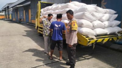 Amankan Stok Pangan, Polsek Gerung Dampingi Distribusi Jagung ke BULOG
