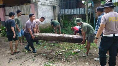 Aksi Polisi, Mahasiswa KKN, dan Warga Sekotong Jaga Lingkungan